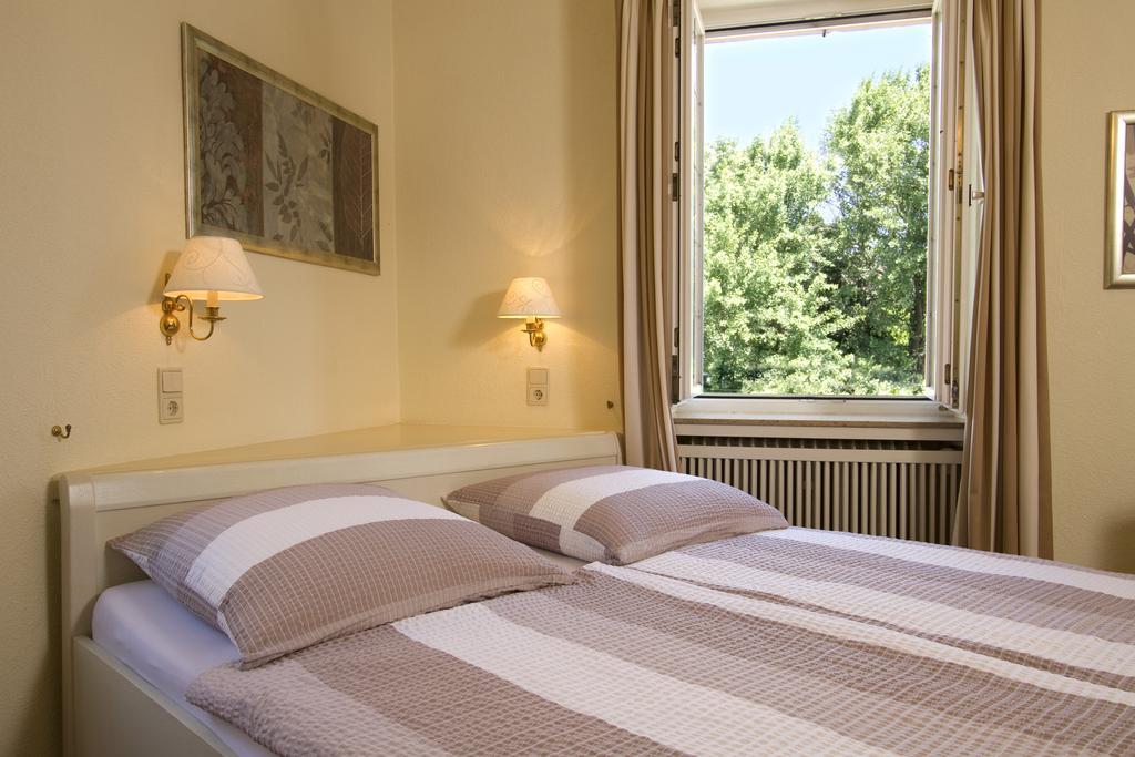 Gaestehaus Hebinger Am Schlosspark Дайдесхайм Стая снимка